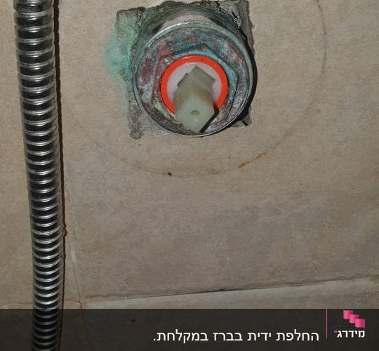 חיבור צינור מתכת לקיר עם חור חשוף
